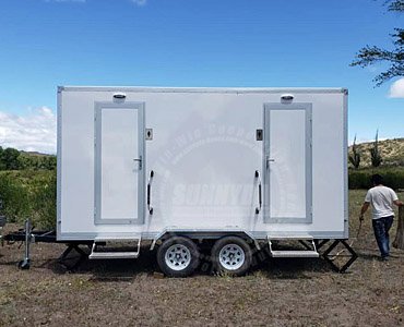 luxury toilet trailer