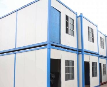Self contained demountable building